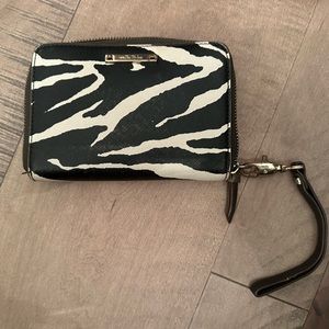 EUC THE PERFECT WRISTLET WALLET FOR ALL YOUR CARDS, CHANGE AND MONEY